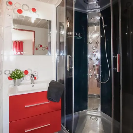 5 Bedroom Lovely In Mountboucher Sur Jabro Holiday home Montboucher-sur-Jabron